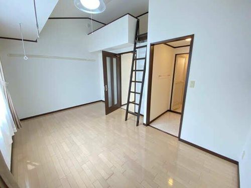 ハートヒルズ西大友の居間