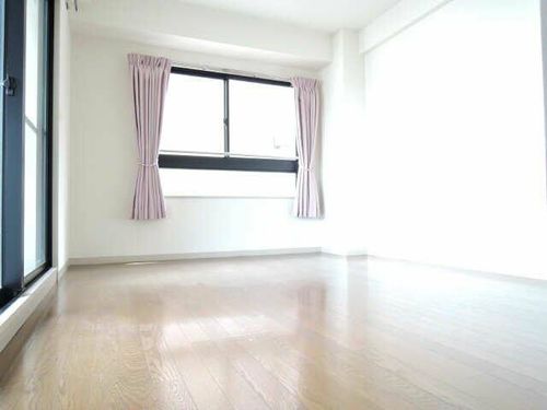 ペルテ金城の居間