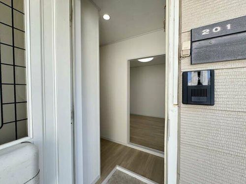 ホワイエはせがわの玄関