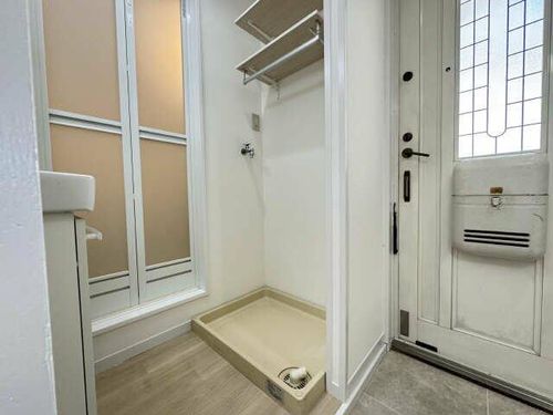 ホワイエはせがわの内装