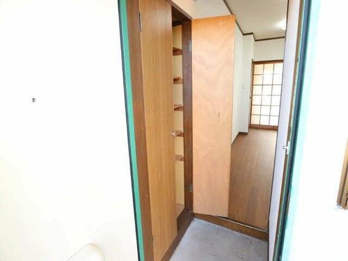メゾン赤土の玄関