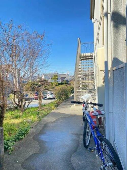 シロソハイツの玄関