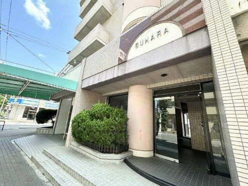 須原ビルの玄関