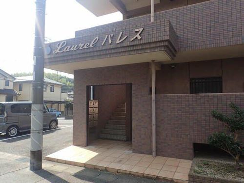 ローレルパレスの玄関