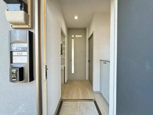 ファミールPitの玄関