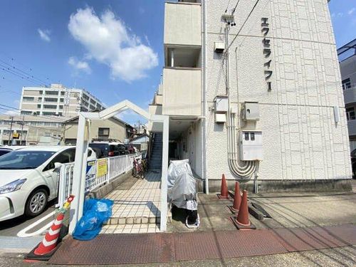 エクセライフ1高辻の玄関