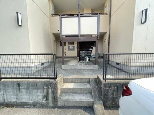 グランドール松ケ丘の玄関