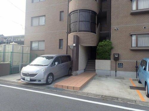 リバービレッジハイツの玄関