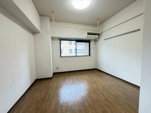 飯田ビルの居間