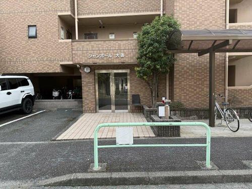 シャンポール大須の玄関