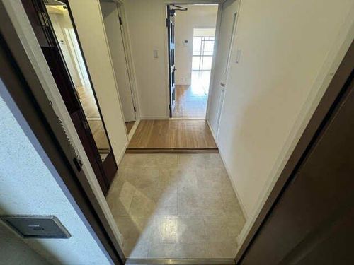 オオタピア植田 302号室の玄関