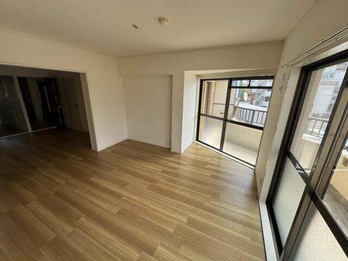 オオタピア植田 302号室の居間