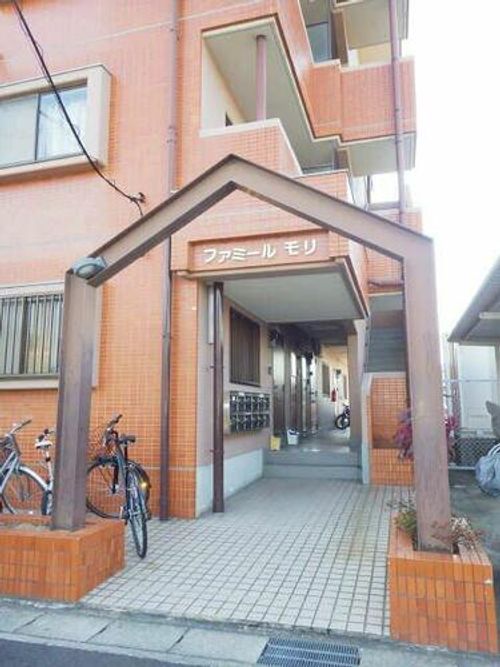 ファミールモリの玄関