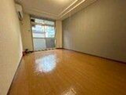 グリーンヒルズ図書館通りの居間