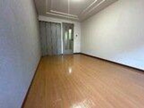 グリーンヒルズ図書館通りの居間