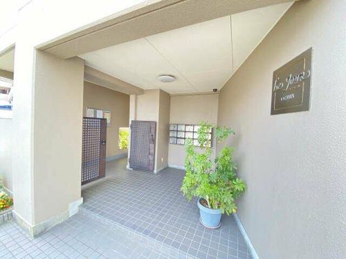 レジュールオザワの玄関