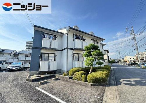 クリスタルビレッジB棟の外観