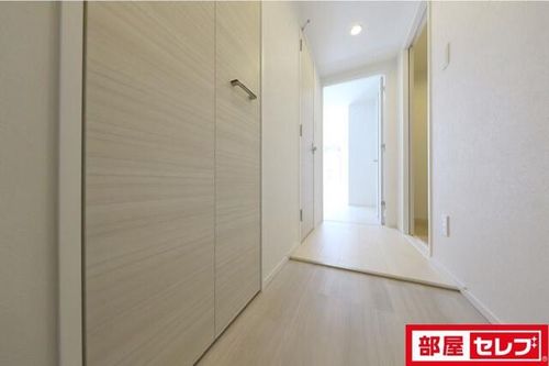 フラシア一社101の玄関