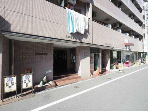 大国町青山ビル別館の玄関