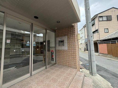 ブルーム名駅の玄関