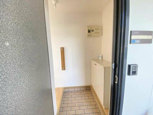 ヴェルドミール葵B棟の玄関