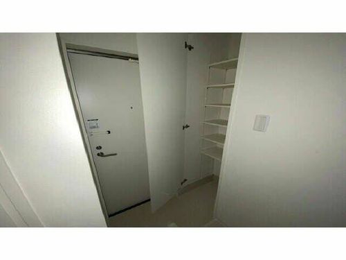 LE COCON三郷の玄関