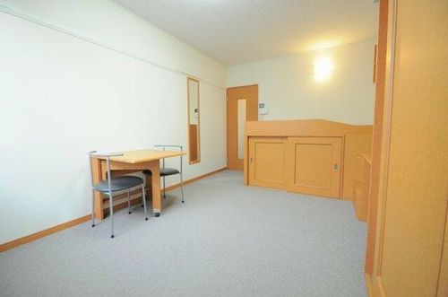 レオパレスつしま西202の居間