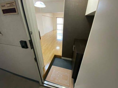 清住ビルの玄関