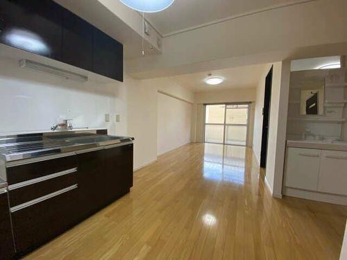 清住ビルの居間