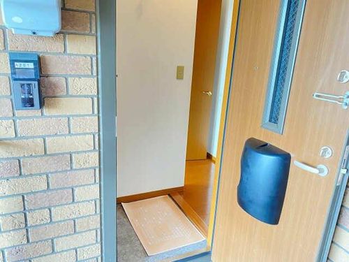 ウィルモア南島B棟の玄関