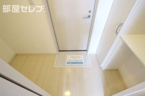 i・スペース小本203の玄関