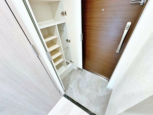 プレサンスOSAKA東成中本ハーヴィルの玄関