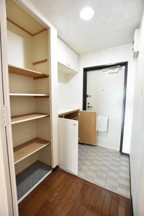 大阪府大阪狭山市茱萸木8丁目(マンション)の賃貸物件の玄関