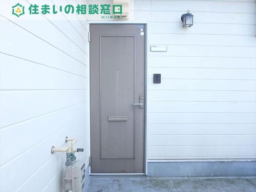 愛知県岡崎市洞町字西丸根(アパート)の賃貸物件の玄関