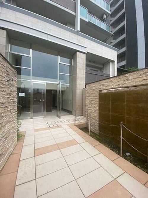 エステムプラザ福岡県庁前ネオシスの玄関