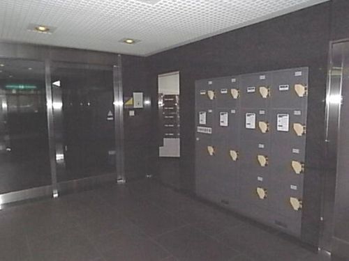 OMマンション東生駒の玄関