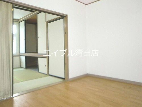 エムズコーポ203の居間