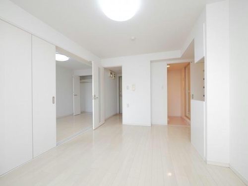 フリーダムコート栄通16の居間