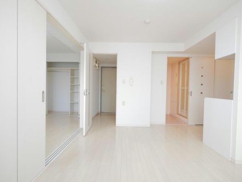 フリーダムコート栄通16の居間