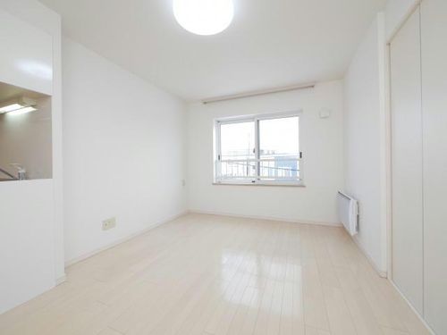 フリーダムコート栄通16の居間