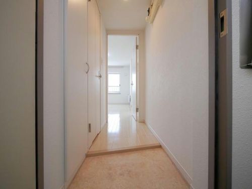 フリーダムコート栄通16の玄関