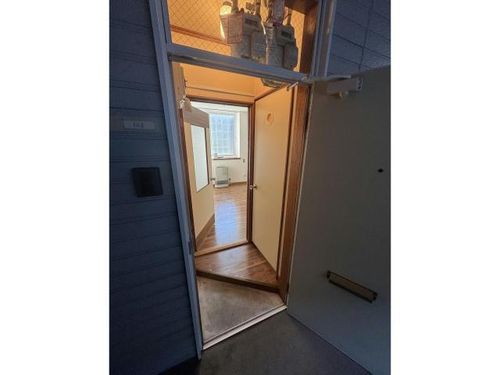 テラハウス万代105の玄関