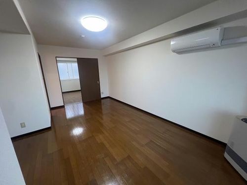 ピュアパレス的場Ⅲ402の居間