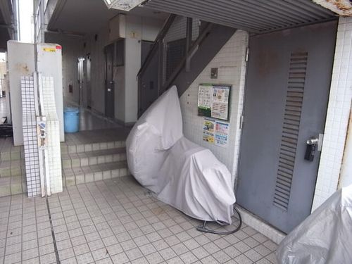 ルピナス香里園103の玄関