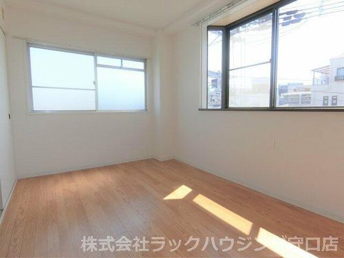 旭ロイヤルハイムの居間