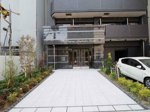 プレサンス長堀通グレイタスの玄関