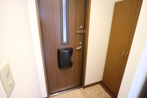 リビングタウン古坂壱番館 A棟A101の玄関