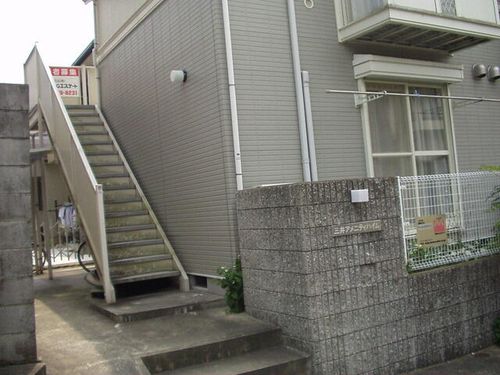 三井アメニティーハイム105の玄関