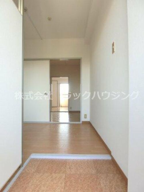 秀和第一ハイツの玄関