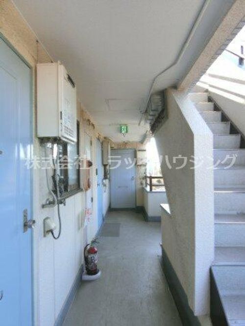 秀和第一ハイツの玄関